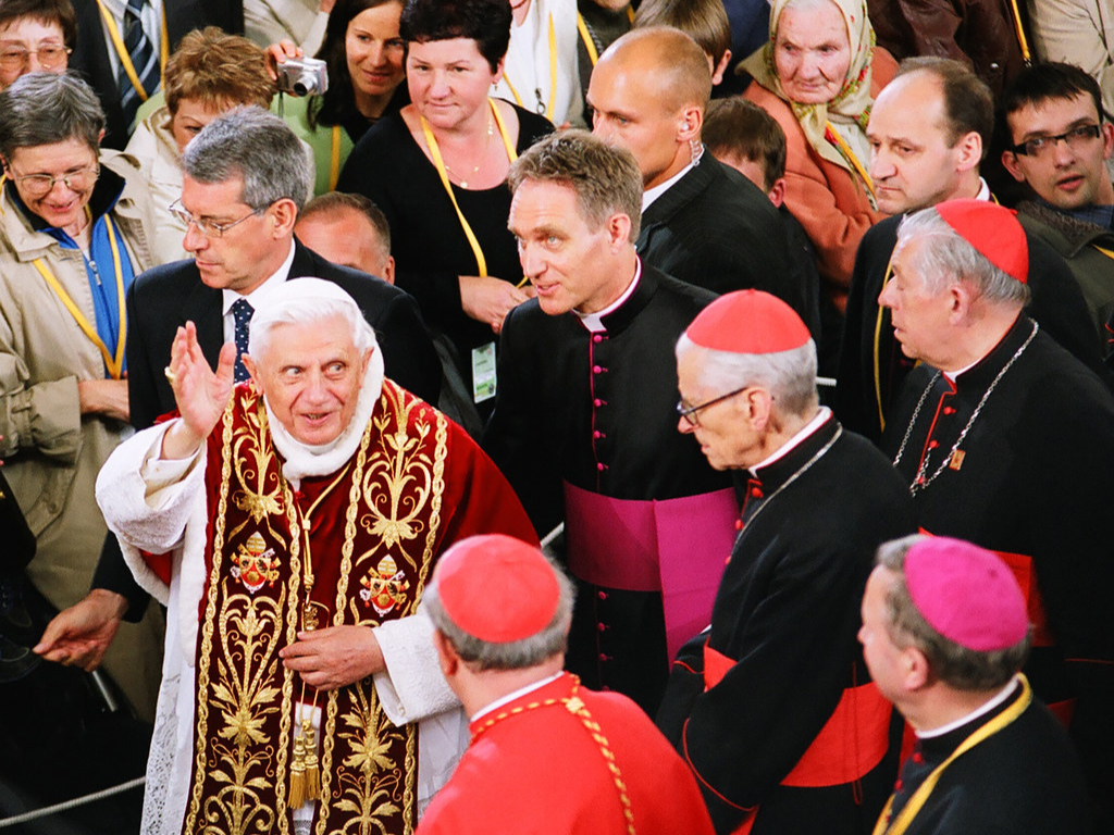 pope benedict with crowd