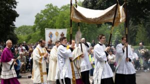saint paul seminary seminarians help lead source and summit eucharistic procession