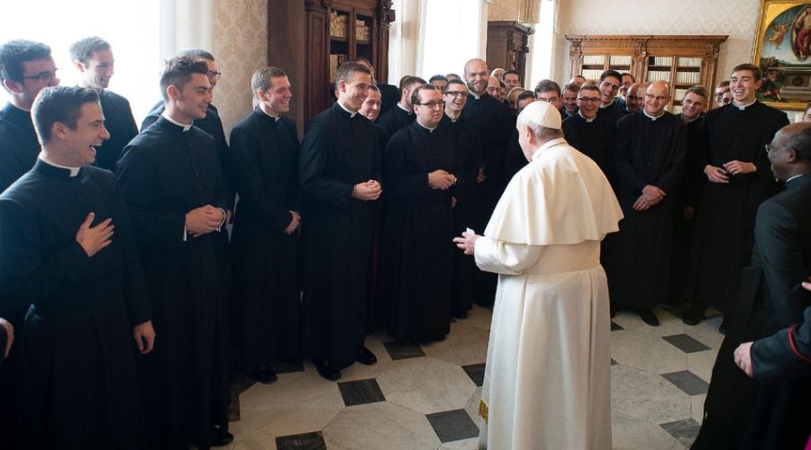 pope francis with seminarians